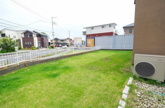 【中古】坂戸市石井中古住宅の庭|広々した芝のお庭付き！