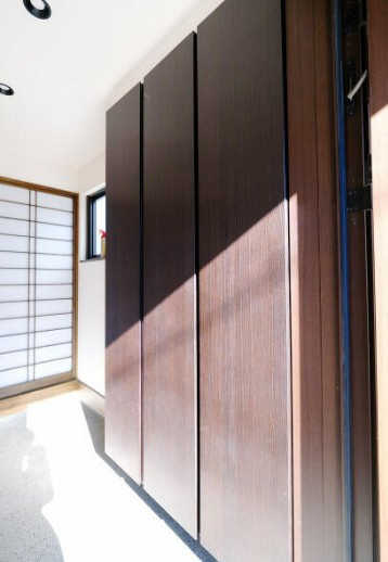 【中古】坂戸市石井中古住宅の玄関|たっぷり入る玄関収納