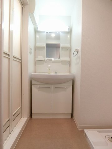 モントーレヒルズ東櫛原の洗面所|明るい洗面所です