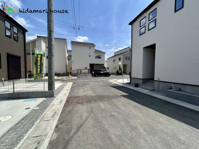 上尾市大谷本郷9期　新築戸建　グラファーレ11の前面道路含む現地写真