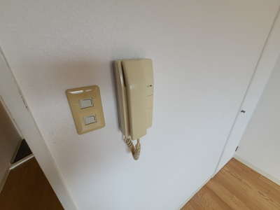 【セキュリティ】 | エミネンスヨシムラ | 受話器型のインターホンです