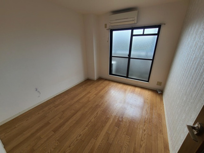 【居間・リビング】 | エミネンスヨシムラ | 光の差し込むお部屋です