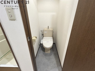 広さが十分な独立トイレです♪