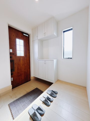 【新築戸建】第1前橋小屋原　の玄関|■玄関｜毎日の「いってらっしゃい」や「お帰りなさい」を大切なご家族と過ごす玄関は〈使いやすさ〉を追求しております。玄関横の物入は急な来客時でもさっとお片付けできるスペースを確保しています。