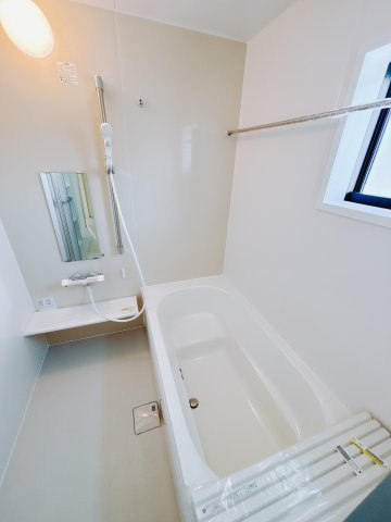 【新築戸建】第1前橋小屋原　の浴室|■浴室｜デザイン性に優れた浴室♪1日の疲れを癒す、ゆったりとしたバスタイムをぜひお過ごしください(*＾＾*)大きな窓付きで嬉しい♪