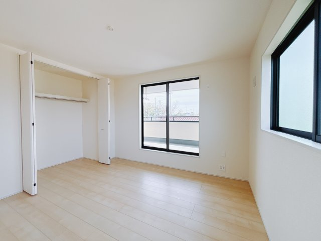 【新築戸建】第1前橋小屋原　の洋室|■2階洋室｜お子様の一人部屋にピッタリな洋室。木のぬくもりを感じるフローリングは、天然木の味わいが時とともに深みを増していきます。また、傷にも強く、フリーワックスでお手入れもラクラクです♪