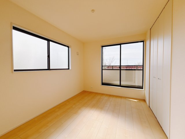 【新築戸建】第1前橋小屋原　の洋室|■2階洋室｜2面採光で明るい洋室。全部屋フローリングなので、お掃除がしやすいです♪大きな収納もあって嬉しい！