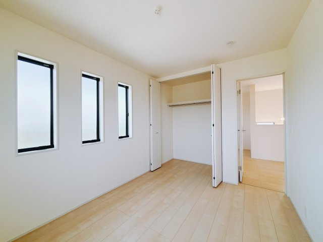【新築戸建】第1前橋小屋原　の洋室|■2階洋室｜ナチュラルカラーの床です。模様替えなどとても楽しく工夫できます♪陽当たり、風通しもとても良いので毎日快適な生活スタートです！子供部屋にも良いですね♪