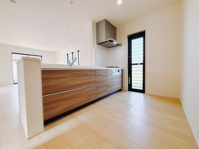 【新築戸建】第1前橋小屋原　のキッチン|■キッチン｜ワークトップの幅が広く、お子様といっしょにお料理をつくったり、ちょっとしたパーティーも楽しめます。フラットなのでお掃除がしやすいのもポイントです♪