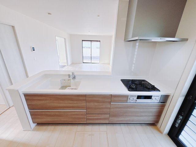 【新築戸建】第1前橋小屋原　のキッチン|■キッチン｜作業がはかどる広々カウンタースペース。会話がはずむ「オープンキッチン」なので家族とのコミュニケーションも活発になります。
