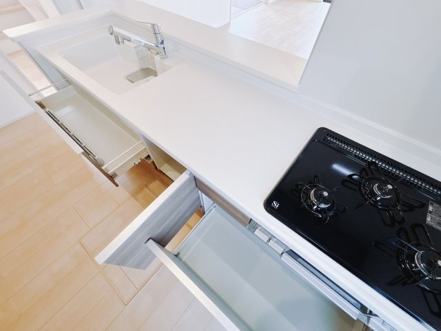 【新築戸建】第1前橋小屋原　のキッチン|■キッチン｜全スライド式収納キッチン♪お皿や鍋の出し入れもラクラクです（＾＾）！