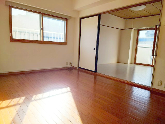 ハイコーポ池田山A　静岡市駿河区池田の居間・リビング|引き戸の活用方法によって部屋を広くしたり間仕切りをしたり空間の自由度があがりますね！