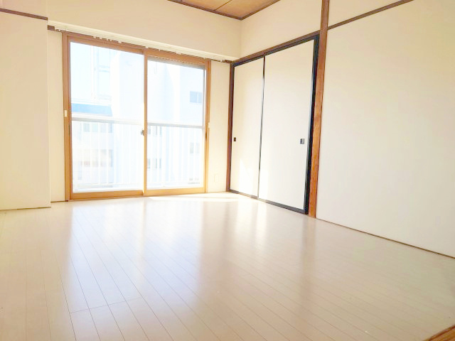 ハイコーポ池田山A　静岡市駿河区池田の居間・リビング|押入収納がありますのでスッキリした空間で過ごすことができますね