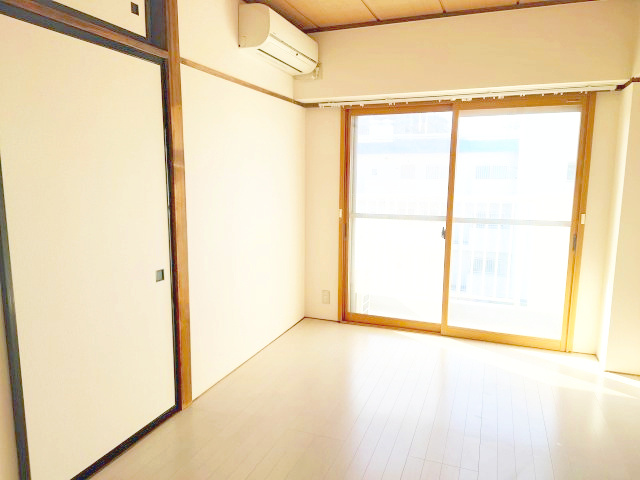 ハイコーポ池田山A　静岡市駿河区池田の洋室|おおきな窓があり明るく開放的な印象になりますね。