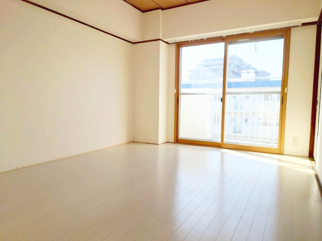 ハイコーポ池田山A　静岡市駿河区池田の洋室|バルコニーに繋がる掃き出し窓があります
