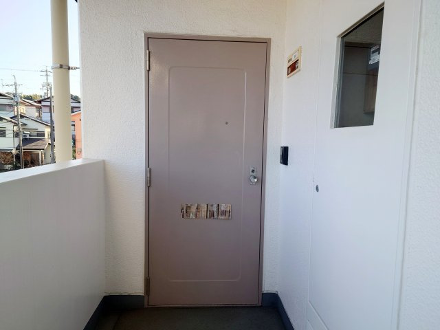 ハイコーポ池田山A　静岡市駿河区池田の玄関|うれしい角部屋になります。