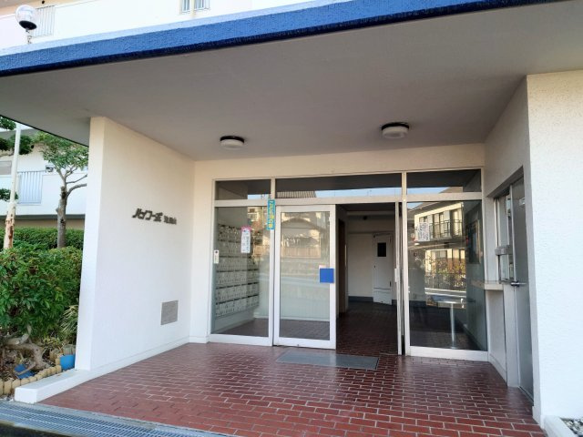 ハイコーポ池田山A　静岡市駿河区池田のエントランス|扉を開けると広い空間が広がっています。