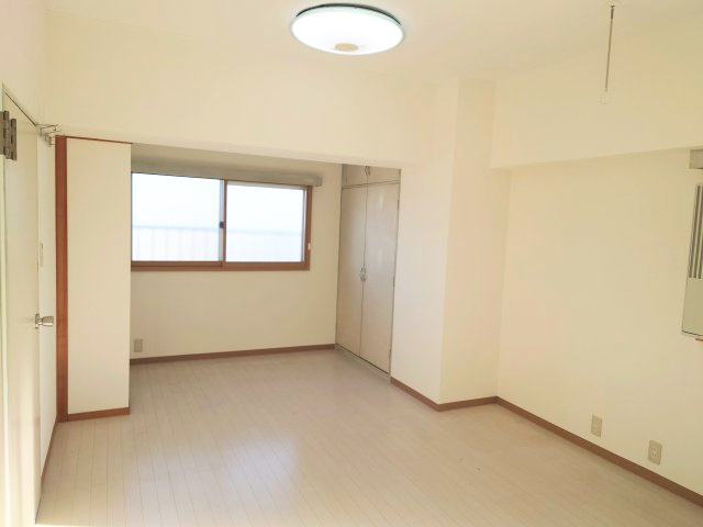 ハイコーポ池田山A　静岡市駿河区池田の洋室|洋室は10.5帖と広め。クローゼットがあるのでスッキリ快適な居室空間で生活できますね。