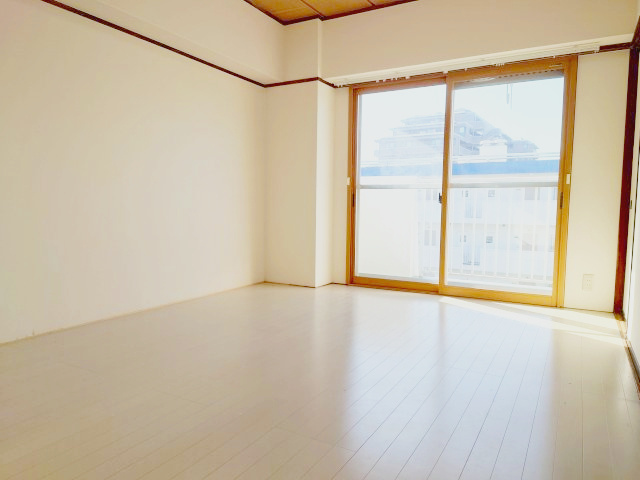 ハイコーポ池田山A　静岡市駿河区池田の洋室|リビング横の洋室はバルコニーと繋がっており、陽当り・風通しともに良好です