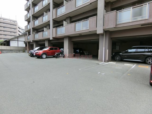 ベスタ櫛原の駐車場|平置き駐車場もあります。