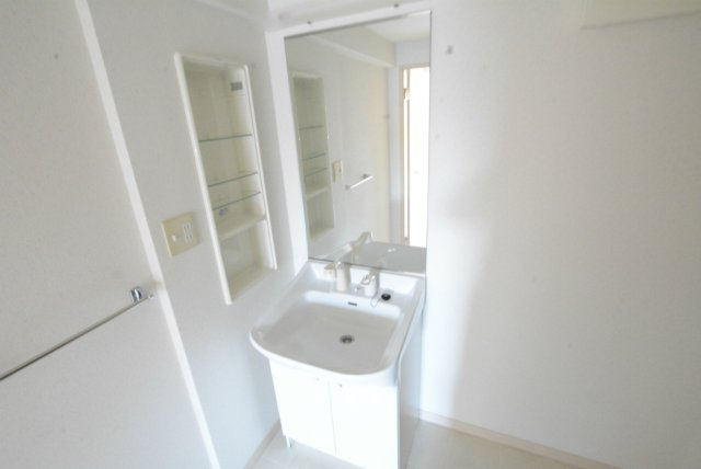 ベスタ櫛原の洗面所|大きな鏡の使いやすい洗面所