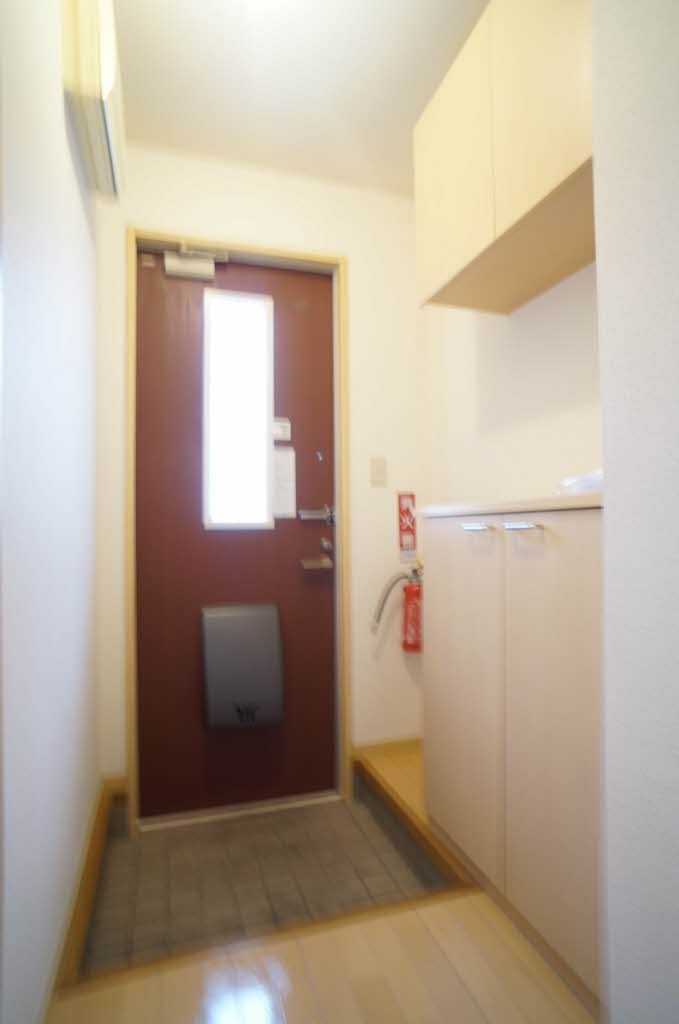 シャーメゾン津志田の玄関