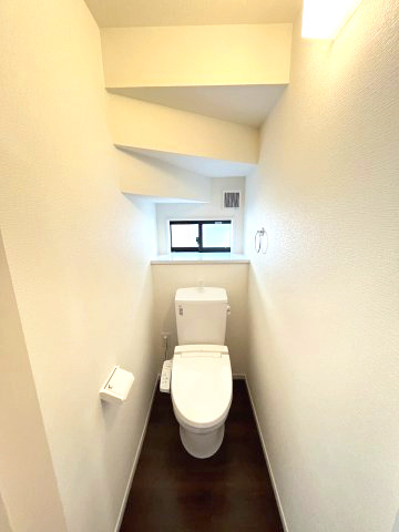 【トイレ】 | 福岡市東区和白丘3丁目2期　1号棟（全2棟）【仲介手数料無料・0円】 | 現地写真。1階のトイレです。