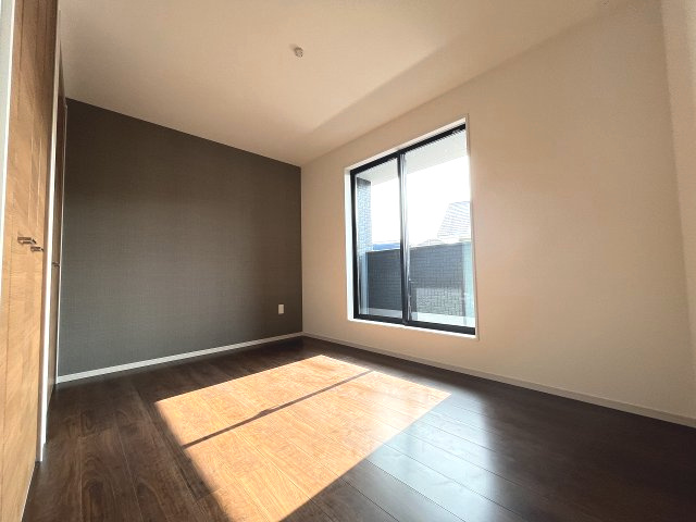 【寝室】 | 福岡市東区和白丘3丁目2期　1号棟（全2棟）【仲介手数料無料・0円】 | 現地写真。2階主寝室です。