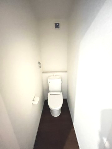【トイレ】 | 福岡市東区和白丘3丁目2期　1号棟（全2棟）【仲介手数料無料・0円】 | 現地写真。2階にもトイレです。