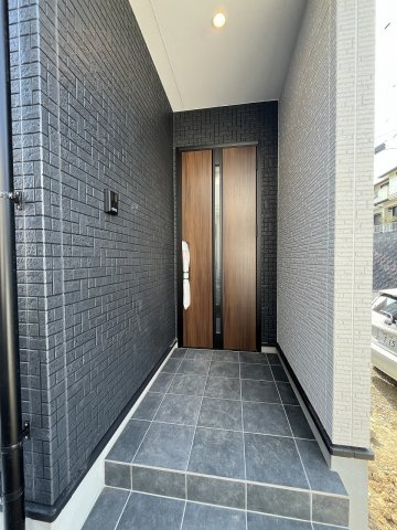 【玄関】 | 福岡市東区和白丘3丁目2期　1号棟（全2棟）【仲介手数料無料・0円】 | 現地写真。