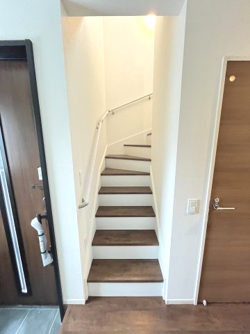 【内装】 | 福岡市東区和白丘3丁目2期　1号棟（全2棟）【仲介手数料無料・0円】 | 現地写真。2階へ上がる階段です。手摺もついて安全ですね。