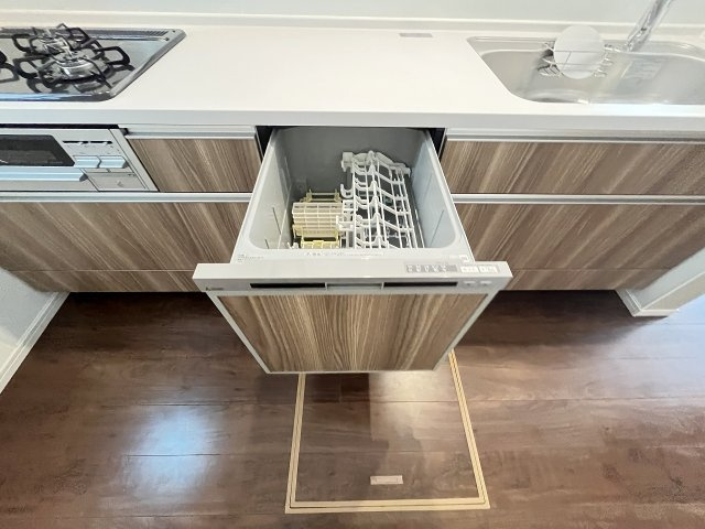 【キッチン】 | 福岡市東区和白丘3丁目2期　1号棟（全2棟）【仲介手数料無料・0円】 | 現地写真。食洗器が付いてます。