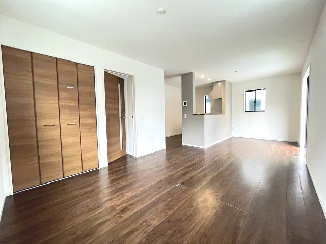 【居間・リビング】 | 福岡市東区和白丘3丁目2期　1号棟（全2棟）【仲介手数料無料・0円】 | 現地写真。リビングです。