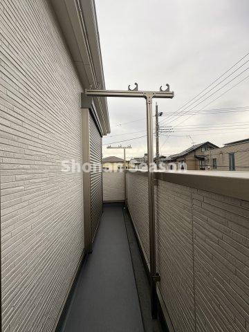 【バルコニー】 | ２部屋から出入りができる続きバルコニーは、洗濯物や布団もたっぷり干せますよ。