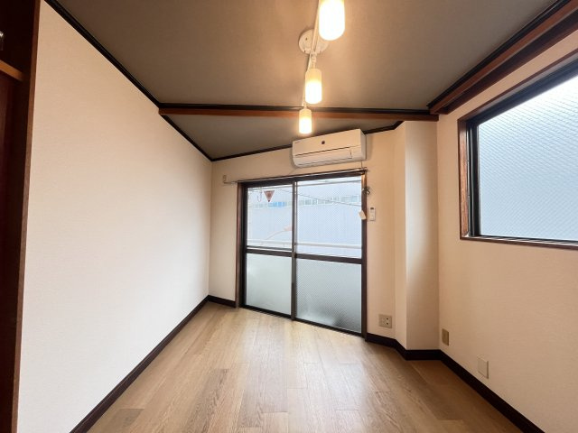 五光ビルの洋室