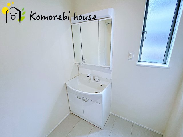 第3　伊奈町小室　新築一戸建て　ハートフルタウン　Fの独立洗面台|独立洗面台で身支度をすべて済ませてしまいましょう