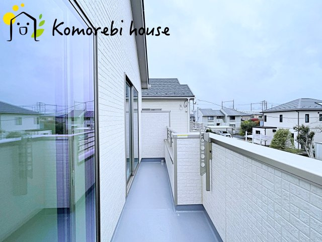 第3　伊奈町小室　新築一戸建て　ハートフルタウン　Fのバルコニー|暖かな日差しのふりそそぐバルコニー
