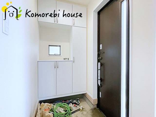 第3　伊奈町小室　新築一戸建て　ハートフルタウン　Fの玄関|収納もある玄関です