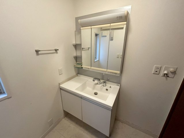 園部町小山西町滝谷の独立洗面台