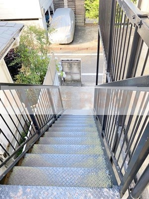 杉並区西荻北１丁目のアパートのエントランス