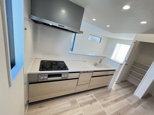 【キッチン】 | 福岡市東区唐原4丁目1期　1号棟（全1棟）【仲介手数料無料・0円】 | 施工例。施工例は完成時と異なる場合があります。
