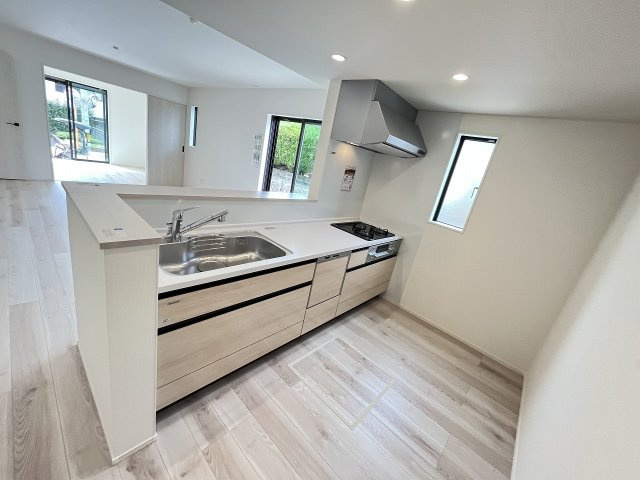 【キッチン】 | 福岡市東区唐原4丁目1期　1号棟（全1棟）【仲介手数料無料・0円】 | 施工例。施工例は完成時と異なる場合があります。