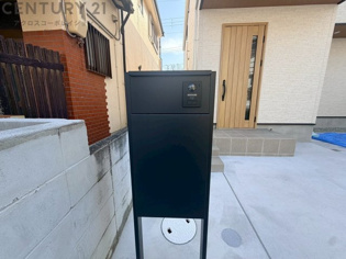 宅配ボックス機能付き門柱は荷物の受け取りや配達が便利で安全です。不在時でも荷物が確保され、盗難や損傷のリスクが減少。受け取り時間の柔軟性が向上。外出先からでも荷物の受け取りや預けが可能となります。