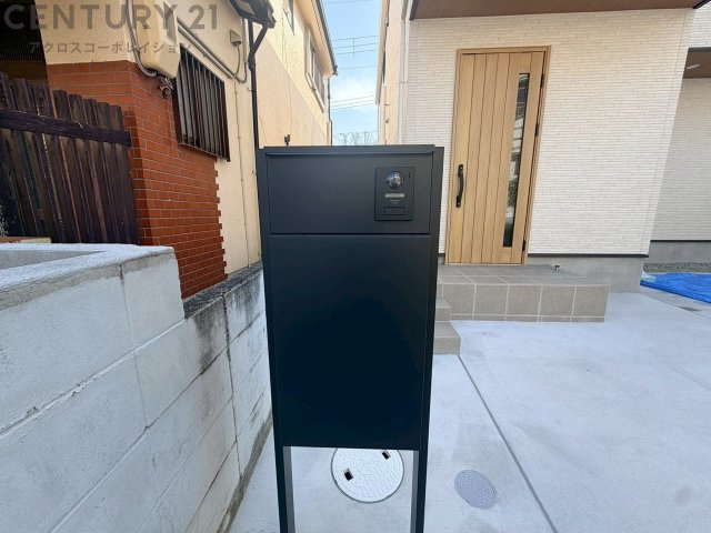 宅配ボックス機能付き門柱は荷物の受け取りや配達が便利で安全です。不在時でも荷物が確保され、盗難や損傷のリスクが減少。受け取り時間の柔軟性が向上。外出先からでも荷物の受け取りや預けが可能となります。