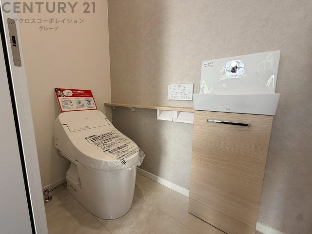 温水洗浄便座付トイレは温水洗浄機能により、暖かい水でおしりを洗浄することができ、冷たい水を使う従来の便座に比べ、温水洗浄機能で暖かいトイレを提供し、快適な使用を可能にします。