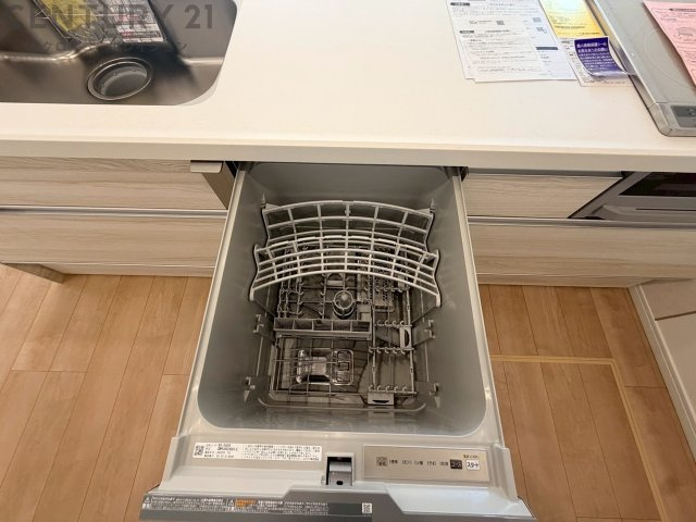 食器洗浄乾燥機は手洗いに比べて時間や労力を節約できます。また、高温のお湯で洗浄されるため、雑菌や細菌を殺菌する効果もあります。さらに、乾燥機能があるため、手で拭く手間も省け衛生的に保管できます。