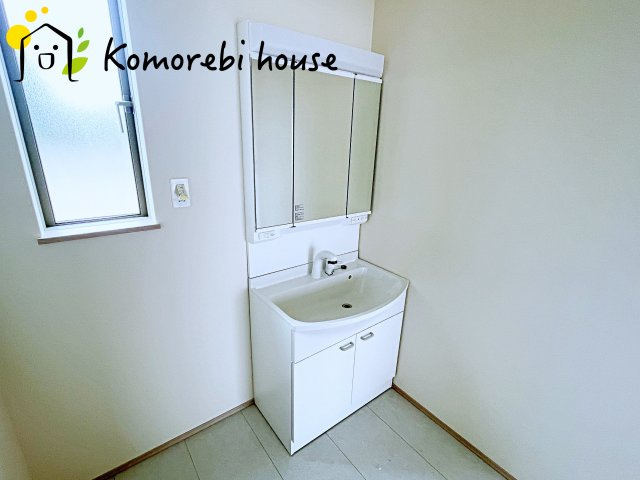 第3　伊奈町小室　新築一戸建て　ハートフルタウン　Lの独立洗面台|独立洗面台、朝の身支度には欠かせません