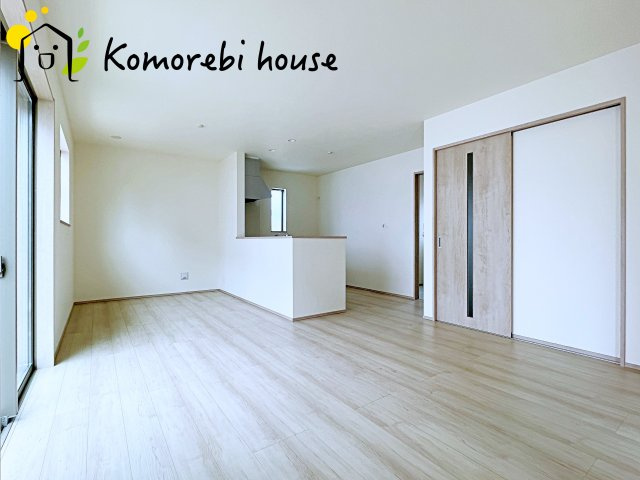 第3　伊奈町小室　新築一戸建て　ハートフルタウン　Lの居間・リビング|きれいな外観です