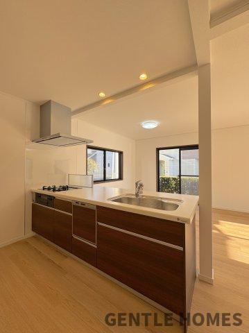 新宮町下府戸建てのキッチン|リビングを見渡せるオープンキッチン♪