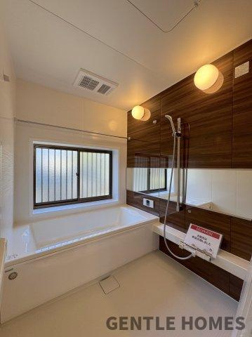 新宮町下府戸建ての浴室|広々とした浴室◎窓もあるので換気もしっかりできます◎
